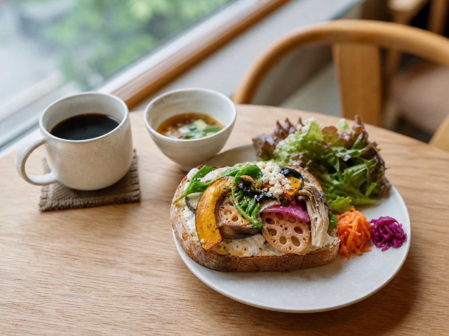 季節の素材を使ったカフェの軽食プレート